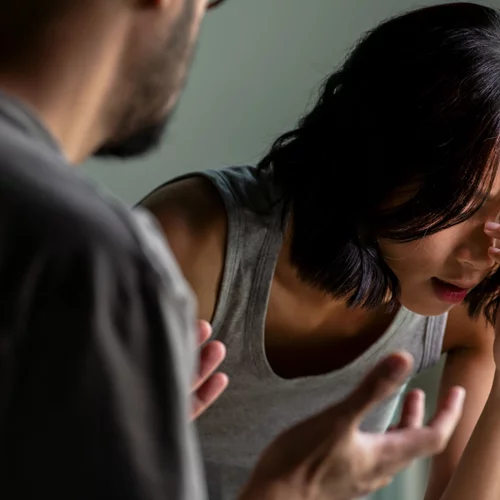 Τι είναι το negging και πώς μπορεί να καταστρέψει μια σχέση