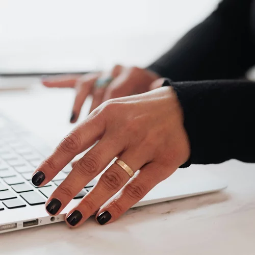 7 χειμωνιάτικα μανικιούρ που κάνουν ακόμα και το πιο απλό σύνολο να δείχνει ακριβό