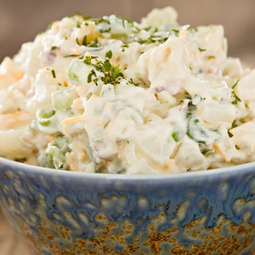 Σαλάτα με σέλερι, μήλο και χουρμάδες: Το τέλειο γεύμα για κάθε στιγμή της ημέρας