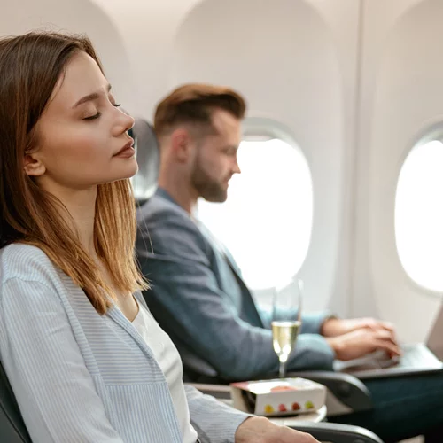 Πώς θα καταφέρεις να κοιμηθείς στο αεροπλάνο;