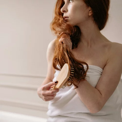 Πόσο συχνά πρέπει να καθαρίζεις τη βούρτσα των μαλλιών (+ γιατί);