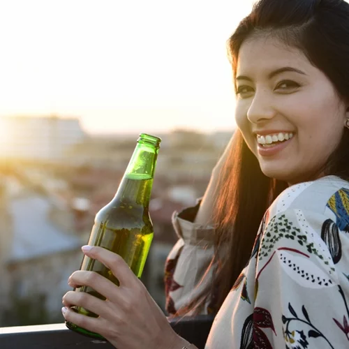 Τι προκαλεί το αλκοόλ στο σώμα μας: 5 βασικές επιπτώσεις