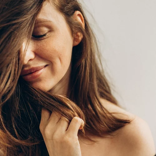 Αντιμετωπίζεται τελικά η τριχόπτωση με βιταμίνες;