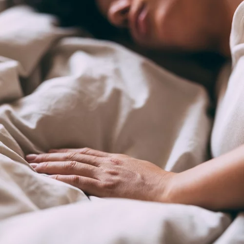 Βροχή: Μας βοηθάει ο ήχος της όντως να κοιμηθούμε;