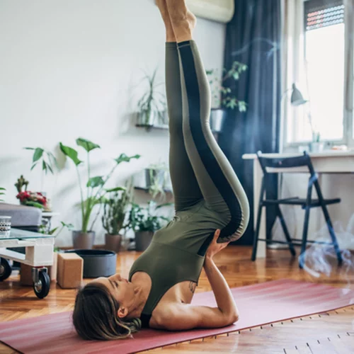 Μαθήματα γιόγκα στο σπίτι: Όσα πρέπει να ξέρεις πριν ξεκινήσεις