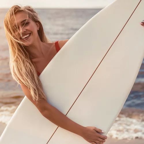 Πώς θα επαναφέρεις τα μαλλιά μετά τη θάλασσα και τις διακοπές