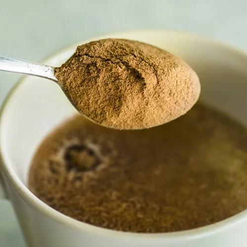 Έχει δίκιο το TikTok; Μπορεί η προσθήκη κανέλας στον καφέ να σε βοηθήσει να κάψεις λίπος;