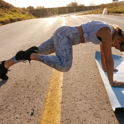 Οι 2 κορυφαίες ασκήσεις στο σπίτι για γράμμωση σε γλουτούς και πόδια