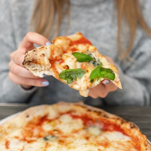 Τι είναι η σειριακή εξάρτηση; Το φαινόμενο που κρύβεται πίσω από τα αγαπημένα σου φαγητά