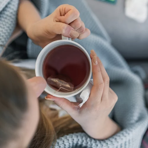 10 τρόποι να ανακουφίσεις τον πονόλαιμο (γιατί οι ιώσεις ξεκίνησαν!)