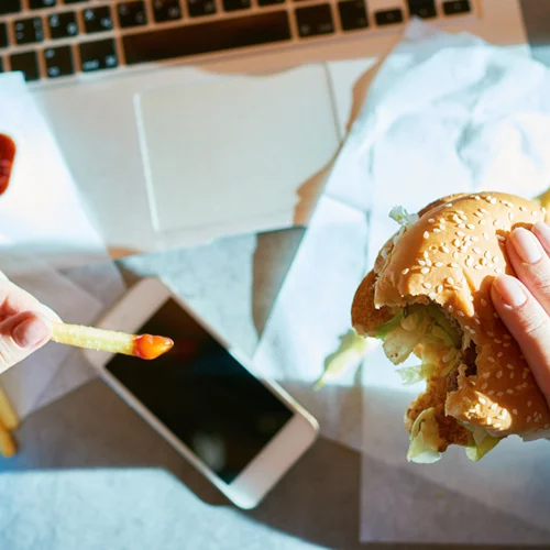 7 τρόποι για να μην τρως διαρκώς χωρίς καν να πεινάς