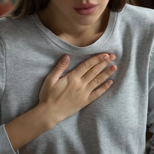 Κάψιμο στο στήθος: Είναι καούρα ή κάτι πιο σοβαρό; Πώς να το αναγνωρίσεις;