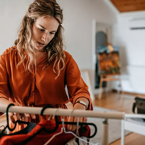 Πόσες φορές μπορούμε να φορέσουμε τα ίδια ρούχα χωρίς να τα πλύνουμε;