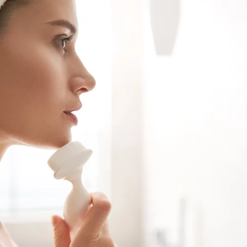 Face brushing: Όλα όσα πρέπει να γνωρίζεις για το ξηρό βούρτσισμα προσώπου
