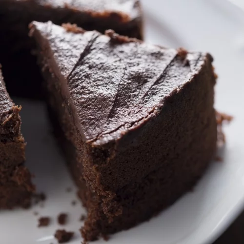 Σοκολατένιο κέικ με κακάο και 2(!) ακόμα υλικά - χωρίς αλεύρι ή ζάχαρη!