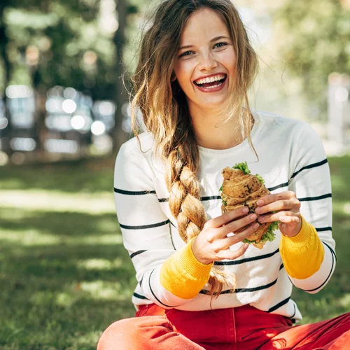 Τι είναι το 'jet lag' φαγητού και πώς καταστρέφει την υγεία σου (ειδικά το Σαββατοκύριακο!)