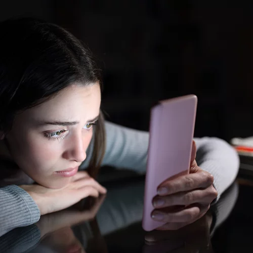 Doomscrolling: Η επικίνδυνη συνήθεια της νέας εποχής και πώς θα την αποφύγουμε