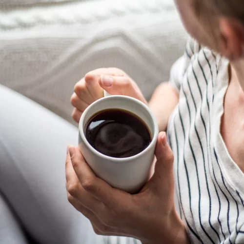Καφές ή τσάι; Νέα μελέτη αποκαλύπτει ποιο αυξάνει τον κίνδυνο εγκεφαλικού και ποιο τον μειώνει