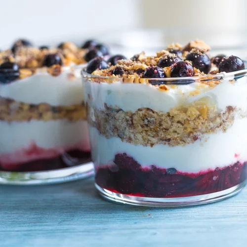 Γλυκά με γιαούρτι: 5 συνταγές για σνακ ή γλυκό πρωινό χωρίς ζάχαρη