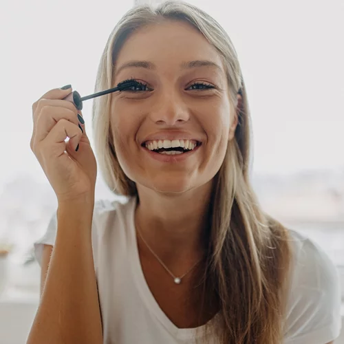 Οι 3 καλύτερες οικονομικές mascara που απογειώνουν το βλέμμα με μία μόνο στρώση