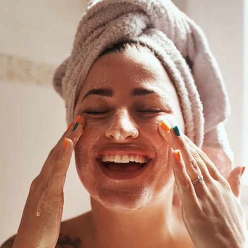 Tα 2 πιο συχνά λάθη που κάνουμε όταν πλένουμε το πρόσωπό μας