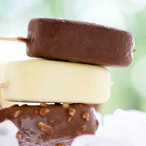 Παγωτό σαν αγοραστό: Τα πιο λαχταριστά καραμελένια ξυλάκια - με 4 υλικά