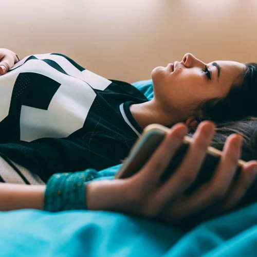 Τι είναι ο σεξουαλικός εκβιασμός και τι πρέπει να γνωρίζουν οι γονείς για να προστατεύσουν τους εφήβους