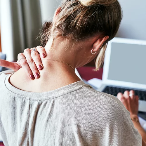 Tech Neck: Το αυχενικό πρόβλημα της εποχής μας και πώς να το αντιμετωπίσεις