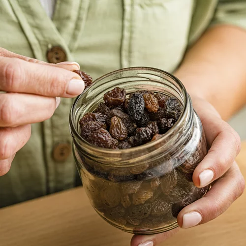 Η "άσκηση της σταφίδας": Η απλή τεχνική που σε βοηθά να σταματήσεις τον φαύλο κύκλο της υπερφαγίας