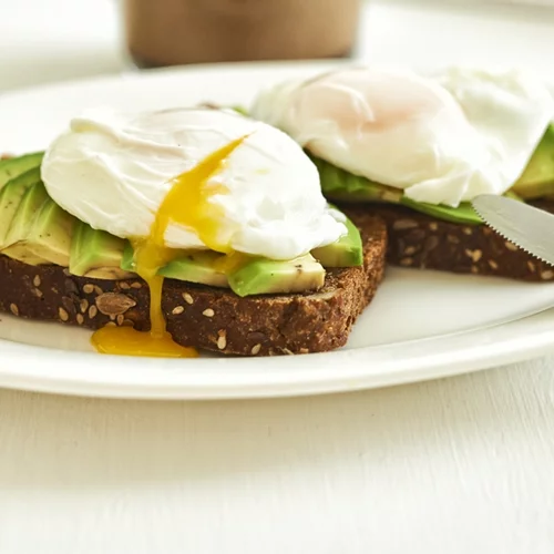 Αβοκάντο με αυγό: Γιατί είναι ο ιδανικός συνδυασμός για ένα απόλυτα υγιεινό πρωινό;