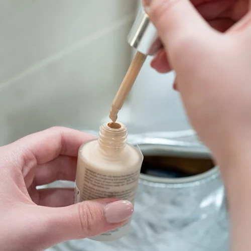 Τελευταίες σταγόνες στο foundation; Το hack της make up astist για να αφαιρέσεις όλο το υλικό