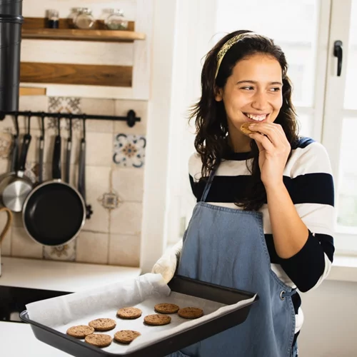 Τρως πάντα "στο πόδι" επειδή "κάνεις διατροφή"; Γιατί δεν έχει αποτέλεσμα και πώς θα μάθεις ξανά να τρως