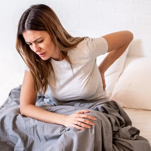 Ορθοπεδικός αποκαλύπτει: Οι 3 απλές ασκήσεις που μειώνουν τον πόνο στη μέση στο σπίτι