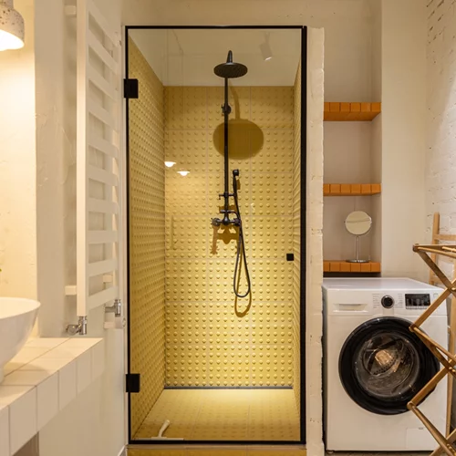 Μπάνιο: Πώς θα καθαρίσεις τις γυάλινες πόρτες του ντους; Με αυτά τα 2 φυσικά καθαριστικά