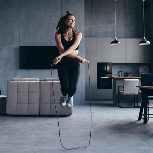 Πέντε σημαντικά οφέλη που κερδίζει το σώμα σου όταν κάνεις σχοινάκι