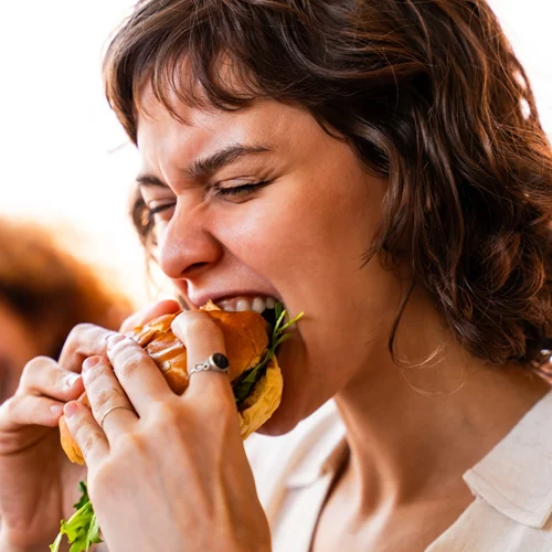 Ο καθημερινός "ένοχος" που σε σπρώχνει σε junk food και γλυκά – Πώς να σταματήσεις τις λιγούρες