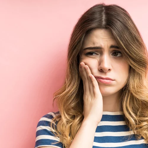 Κεφάλαιο ουλίτιδα: Τα πιθανά συμπτώματα και οι εύκολοι τρόποι να ανακουφιστούμε από τον πόνο