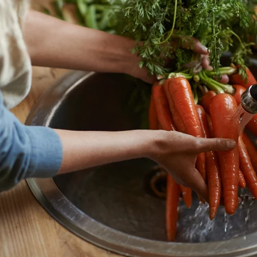 Πώς να προστατευτείς από τα μικρόβια: Ο σωστός τρόπος να πλύνεις φρούτα και λαχανικά