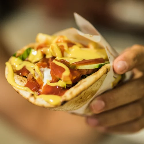 Σουβλάκι vs. πίτσα: Ποιο street food είναι πιο υγιεινό;