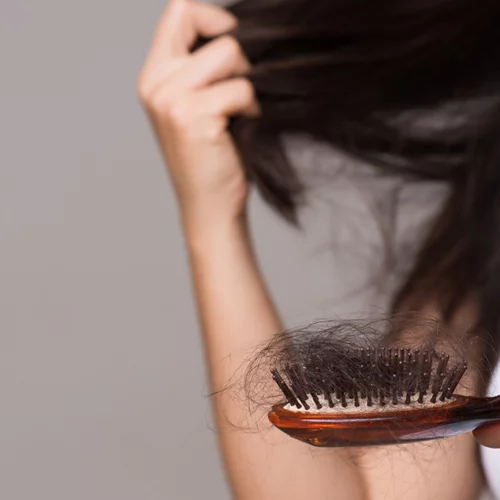 Υπερβολική τριχόπτωση: Μπορεί να οφείλεται στην απώλεια βάρους;