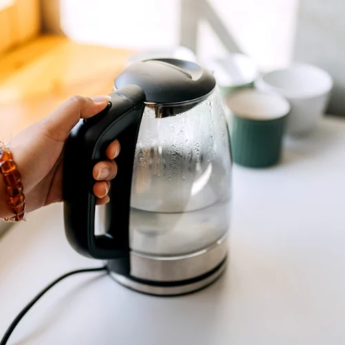 Ασφαλές ή επικίνδυνο; Τι συμβαίνει όταν ξαναβράζουμε το νερό στον βραστήρα;