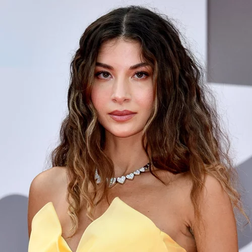 3 κομψά χτενίσματα, ιδανικά για σένα που είσαι καλεσμένη σε φθινοπωρινό γάμο (ή βάφτιση)