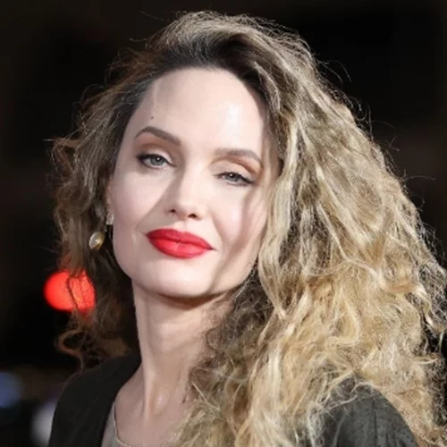 Βρήκαμε το αγαπημένο κόκκινο κραγιόν της Angelina Jolie