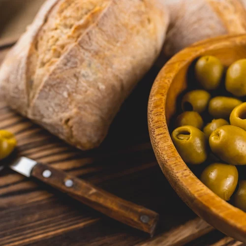 Ελαιόλαδο ή ελιές; Τι είναι καλύτερο για τη διατροφή και την υγεία;