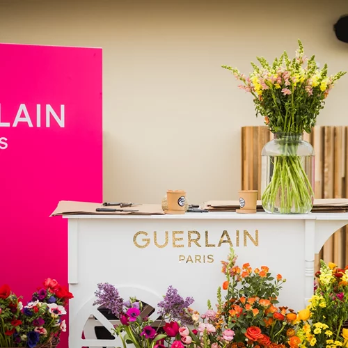 O γαλλικός οίκος Guerlain λανσάρει ένα νέο, μεθυστικό άρωμα που αξίζει να μυρίσεις