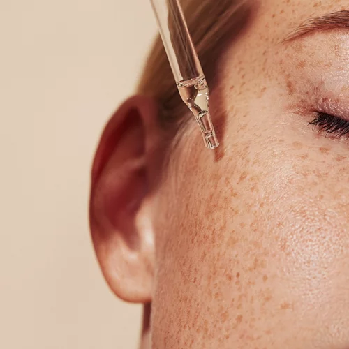 Το οικονομικό serum που χαρίζει εφέ botox σε μισή ώρα