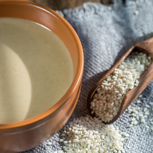 Ταχίνι vs. Φυστικοβούτυρο: Ποιο είναι πιο υγιεινό;