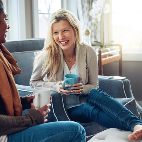 Πώς να επανασυνδεθείς με μία παλιά φίλη