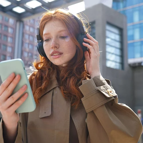 Πώς μπορείς να ακούς YouTube με σβηστή οθόνη στο κινητό