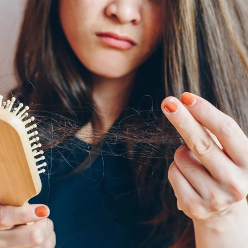 Τριχόπτωση: Παίζει ρόλο το χρώμα των μαλλιών μας;